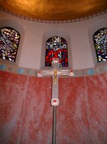 Kreuz beim Altar